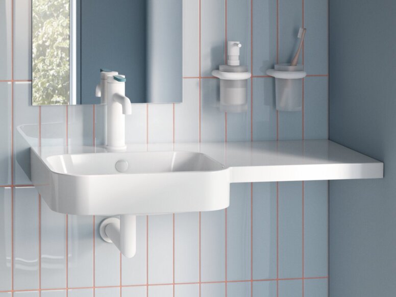 HEWI Armaturen AQ Handwaschbecken Barrierefreie Toilette mit wandhängendem WC, klappbarem Haltegriff und Waschbecken mit Spiegelschrank im Badezimmer