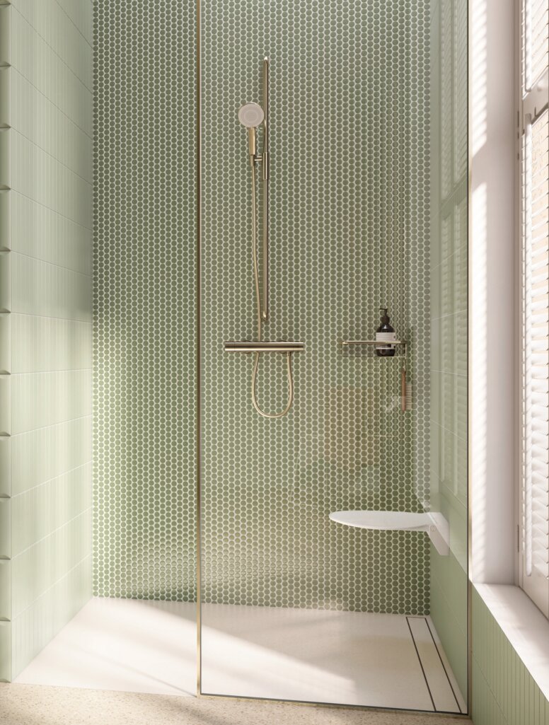 HEWI Serie 480 PVD Interieur Wandhängendes WC mit Spülbetätigung und WC-Papierhalter, daneben eine bodengleiche Dusche mit Klappsitz und Brausehalterstange