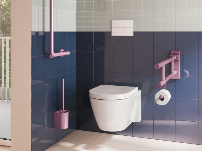Wandhängendes WC mit lilafarbenem Stützklappgriff, WC-Papierhalter, Haltegriff und Toilettenbürste vor blau-grauen Fliesen