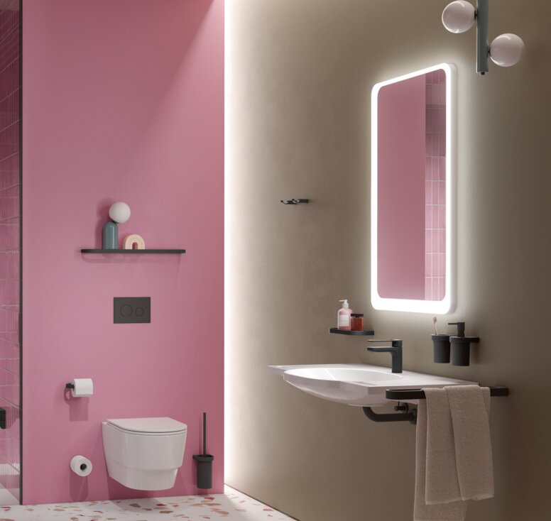HEWI System 800 Interieur Klappbarer Sitz neben Brausehandlauf in einer Dusche mit Hocker und rosa Fliesen, daneben WC und Waschtisch mit Spiegel