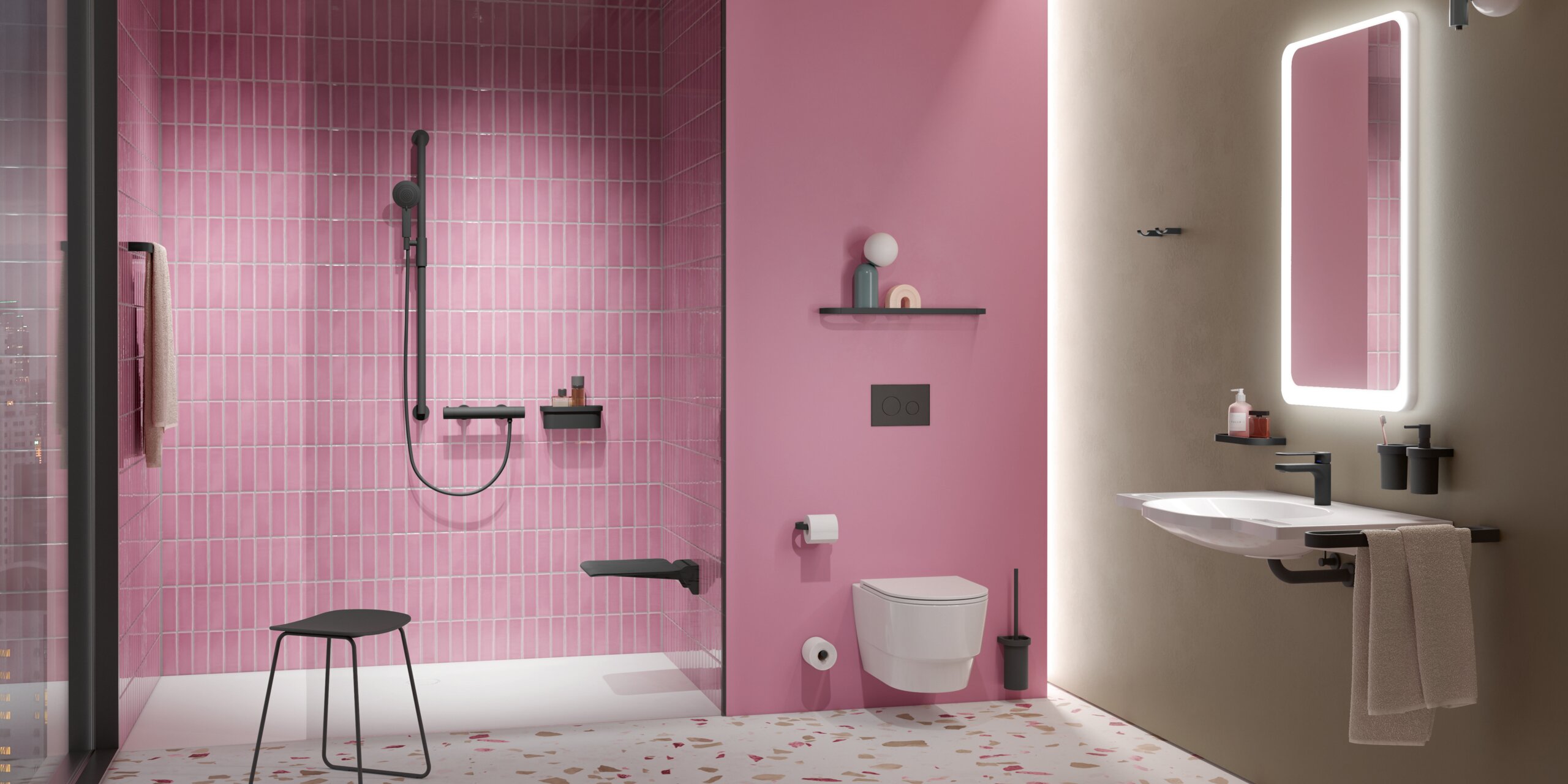 Klappbarer Sitz neben Brausehandlauf in einer Dusche mit Hocker und rosa Fliesen, daneben WC und Waschtisch mit Spiegel