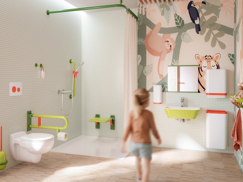 Kinderbad mit wandhängendem WC, klappbarem Stützgriff in bunten Farben, farbigem Waschbecken und klappbarem Duschsitz