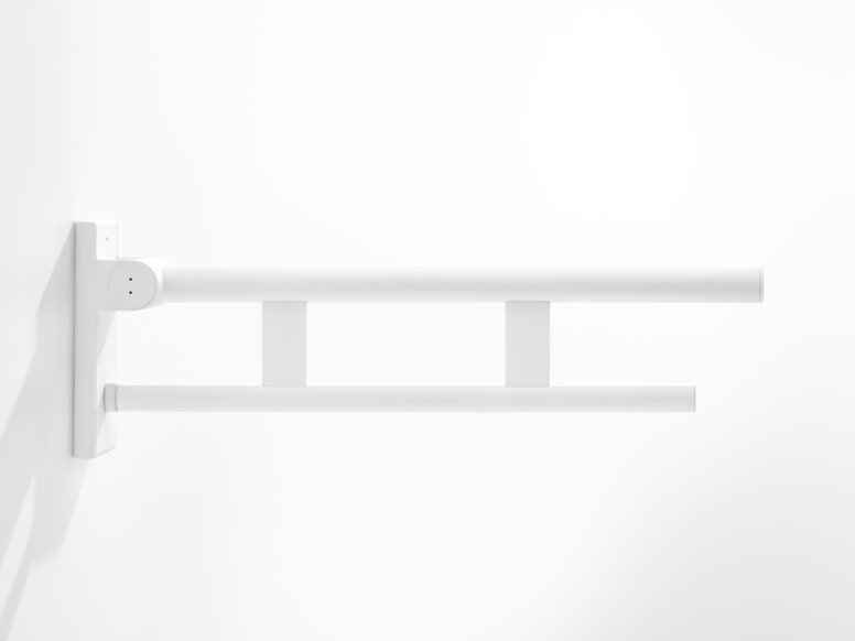 HEWI System 900 Stützklappgriff Duo Weißer Stützklappgriff Duo mit zwei waagerecht angeordneten, parallel verlaufenden Griffstangen und verbindenden Stegen an einer weißen Wand